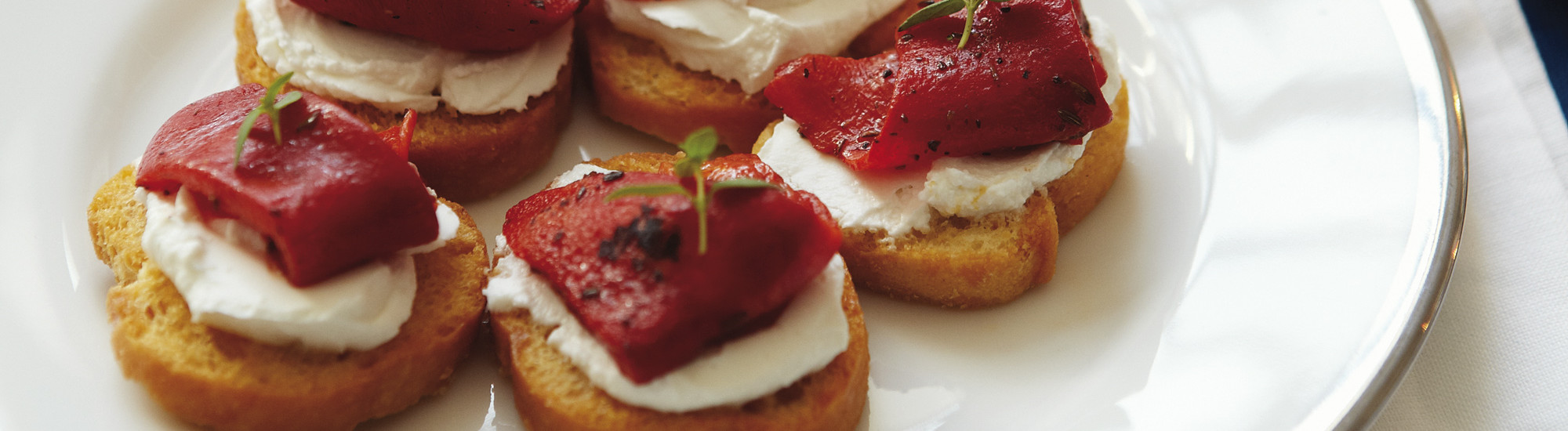 Crostini of roasted red peppers with goats' cheese