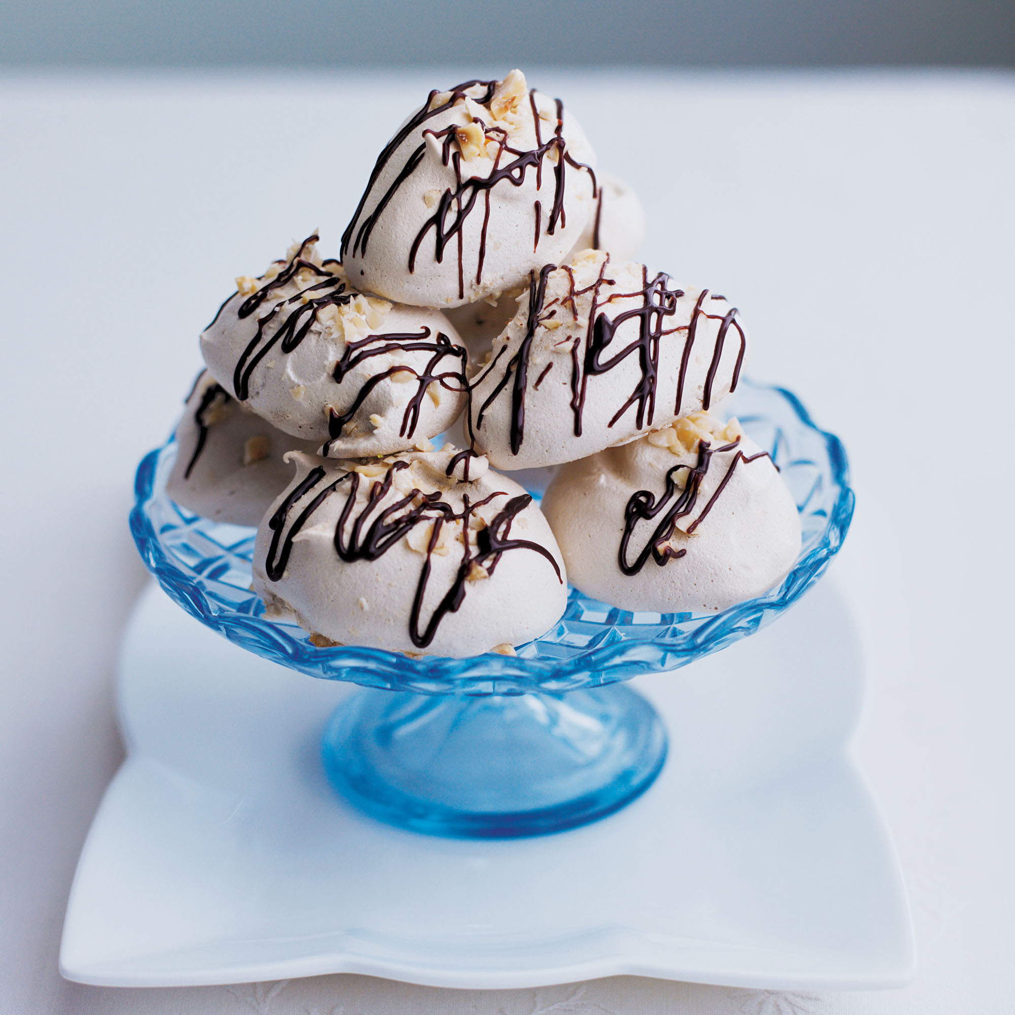 Mini brown sugar and hazelnut meringue recipe