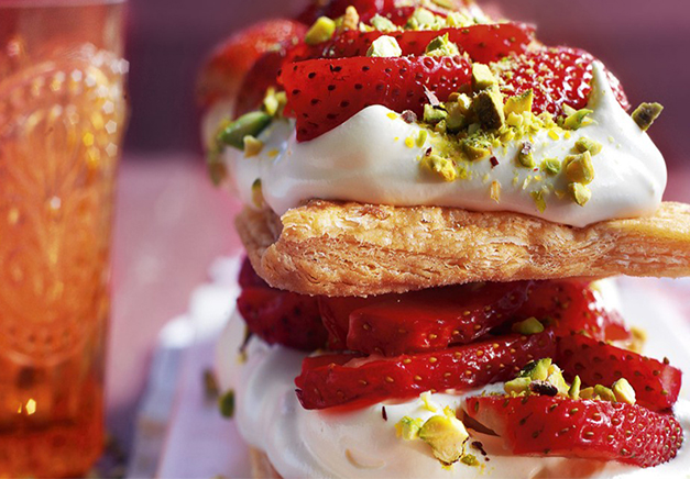 strawberries and cream open sandwich recipe