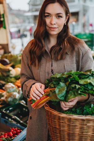 woman with spinach healthy eating for inflammation