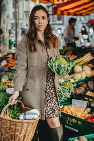 woman with spinach healthy eating for imflammation