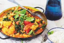 Cauliflower, red pepper & chickpea curry recipe