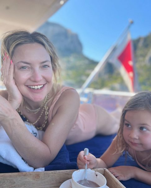kate hudson and daughter on holiday in italy