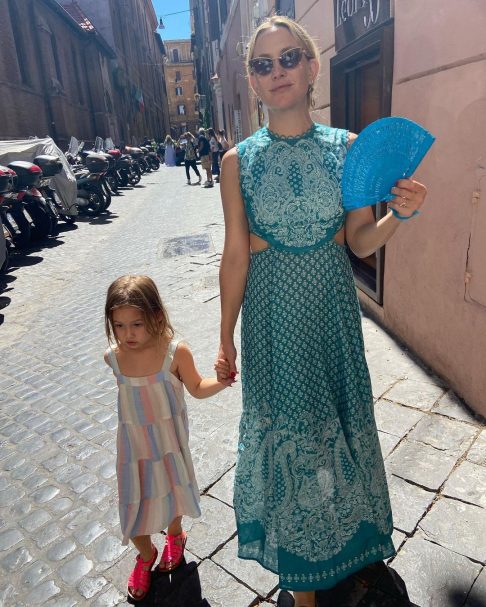 kate hudson and daughter on holiday in italy