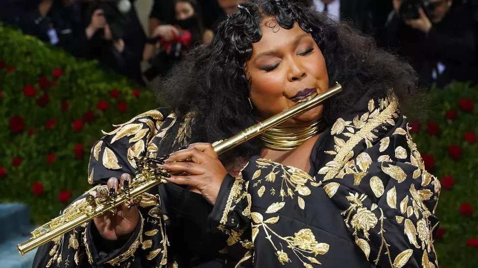Lizzo takes to stage with a presidential crystal flute from the 1800s