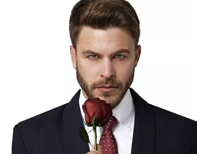 Former Bachelor star Lee Thompson’s tell-all book is coming soon