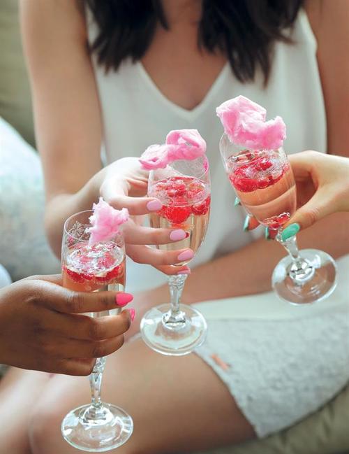 Pomegranate bubbly with berries & candyfloss? Yes please!
