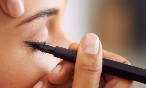 Flick it out – Master tricky liquid liner in 5 easy steps
