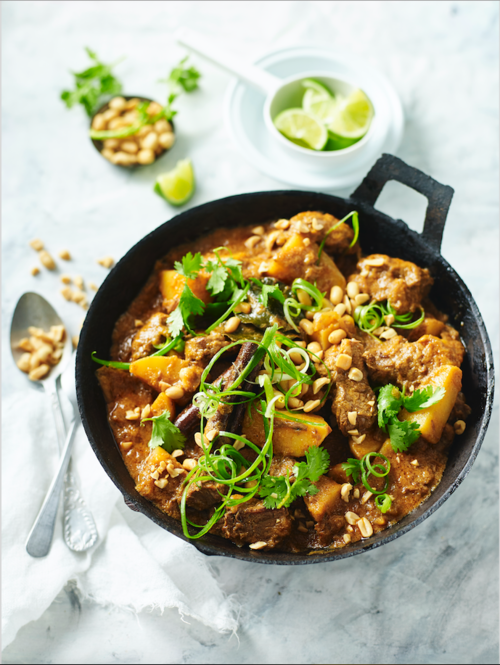 Slowcooker massaman beef curry