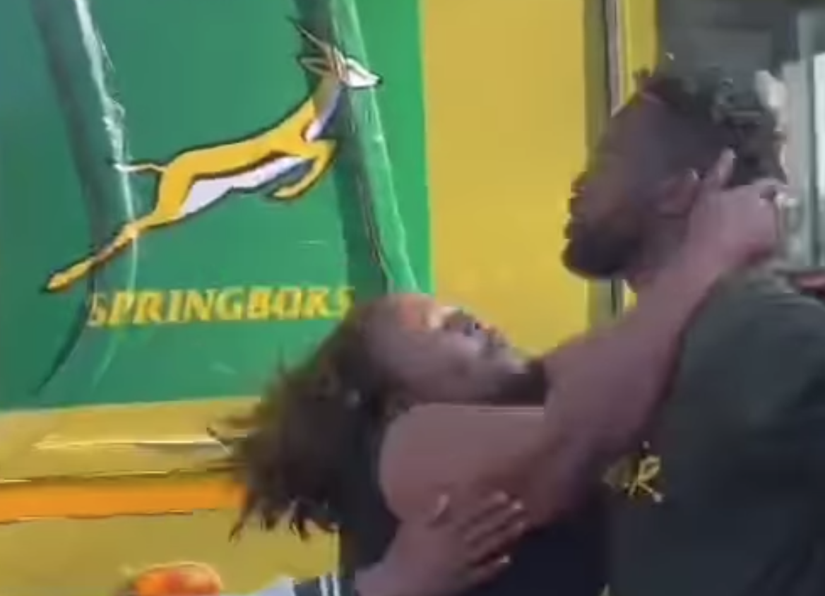 WATCH: Woman jumps to kiss Siya Kolisi on last stop of Springbok victory tour
