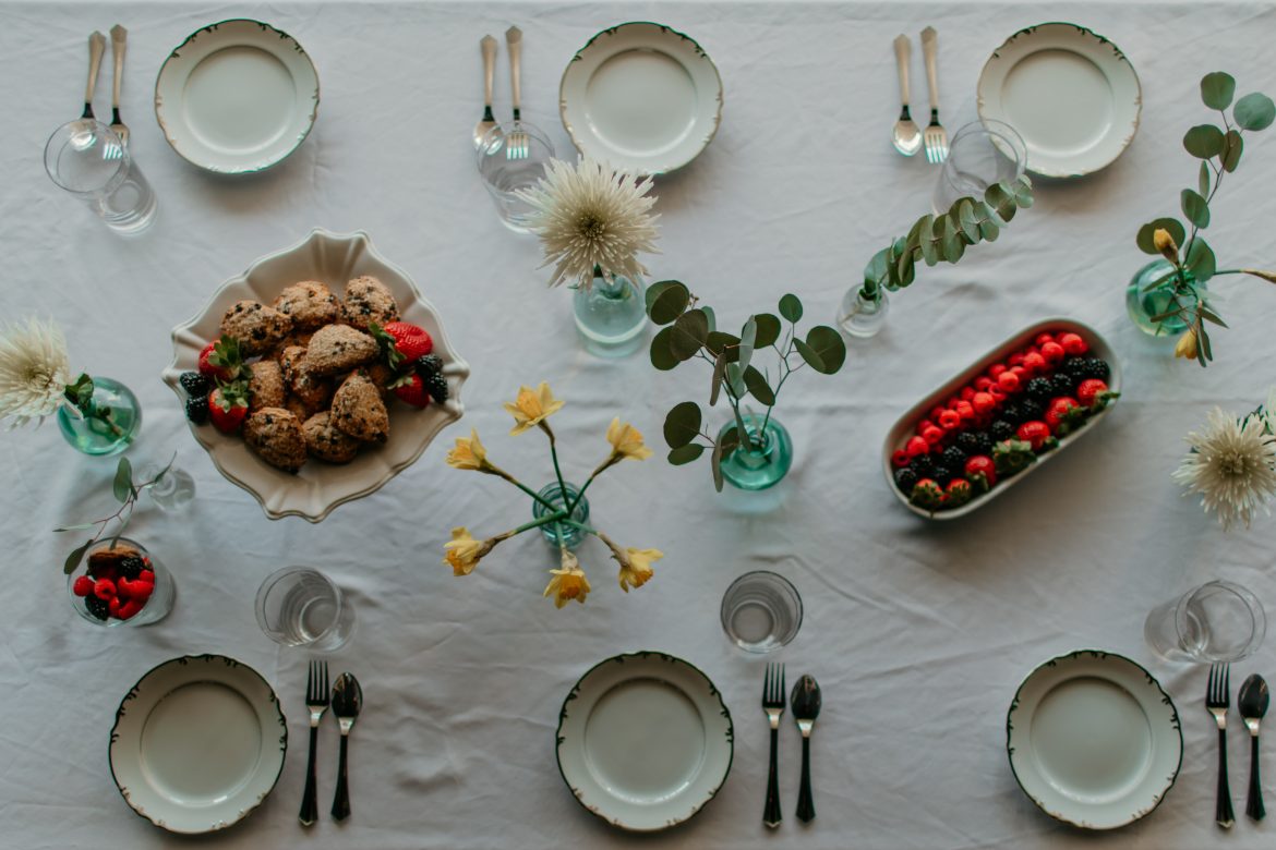 3 trendy festive table setting tips
