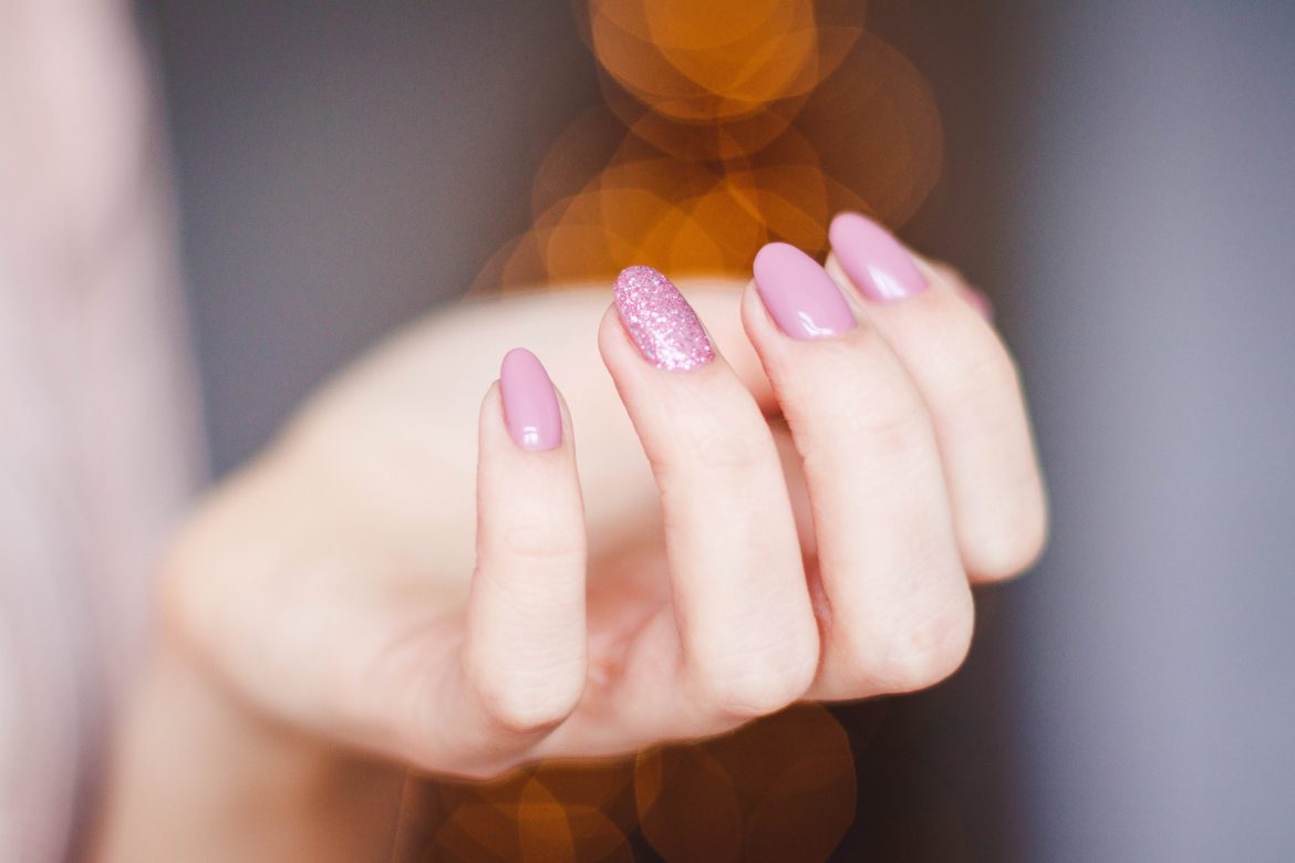 Trends: short almond nails are in