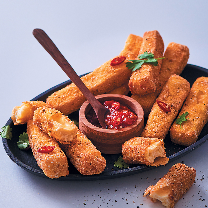 Crunchy haloumi with chilli-tomato dipping sauce