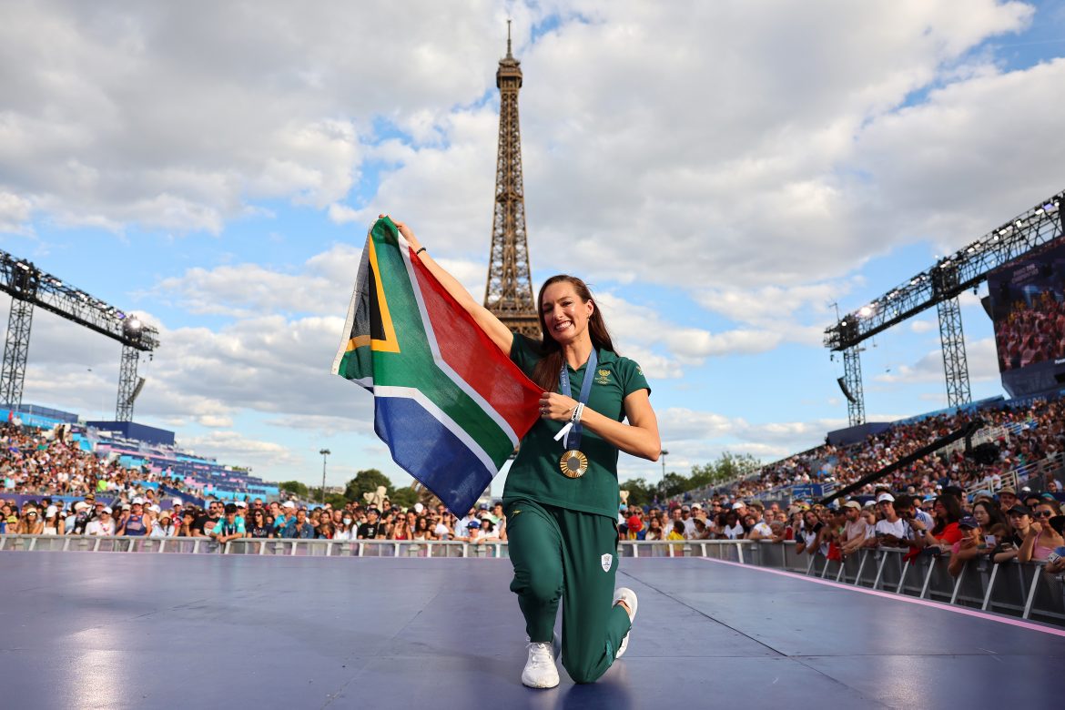 Tatjana Smith carried South Africa’s flag at the Paris Olympics closing ceremony