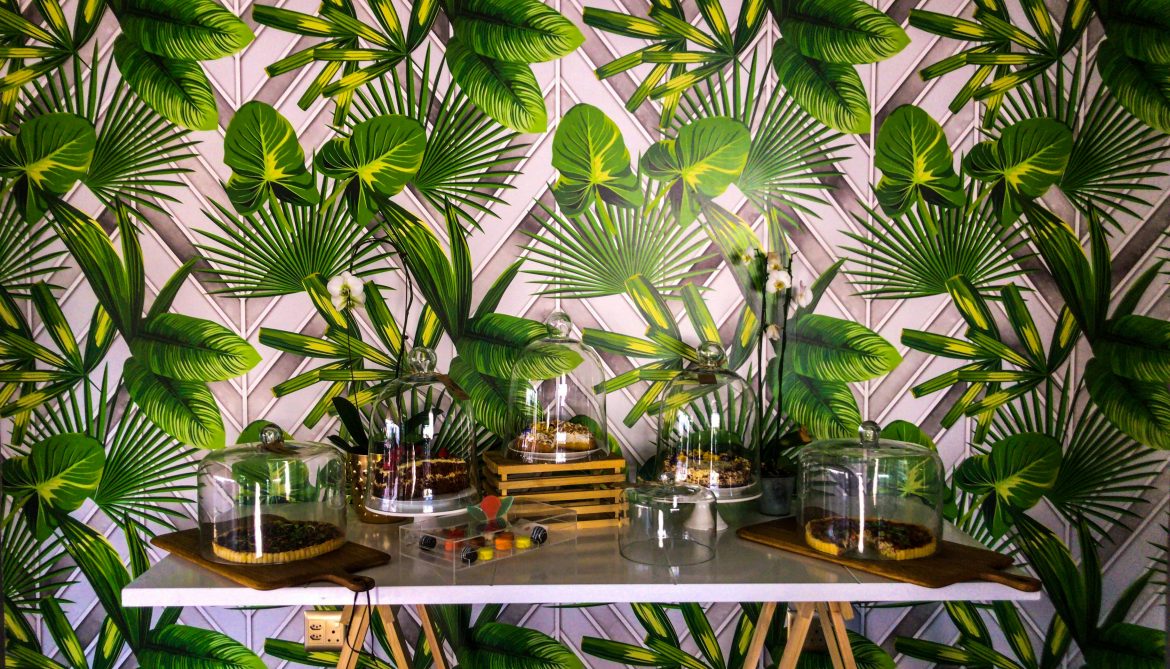 Green accent walls: the key to a tropical-inspired space