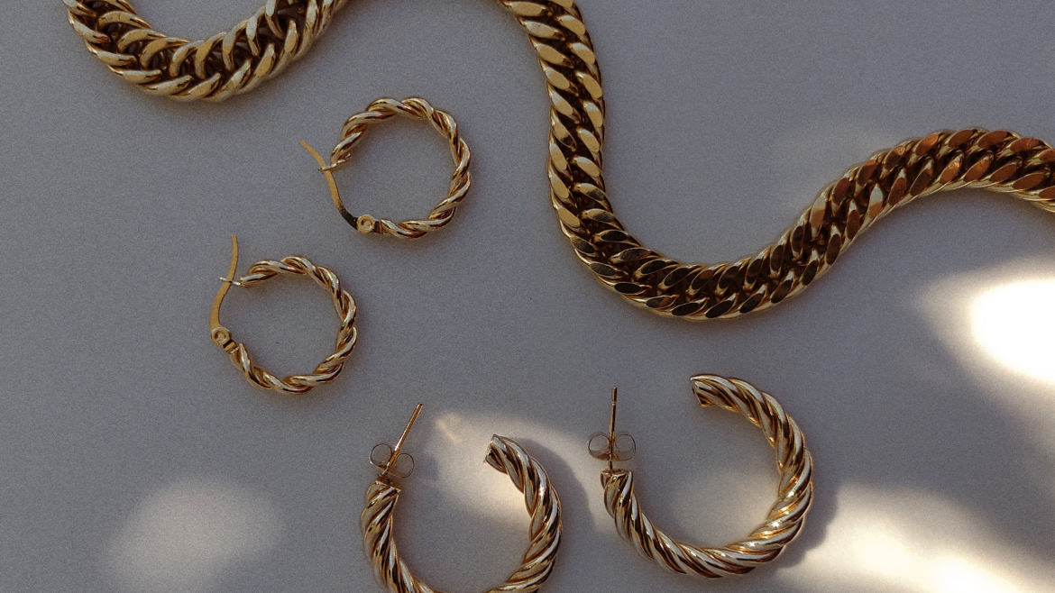 Is it safe to wear jewellery to the gym? What to wear and what to avoid