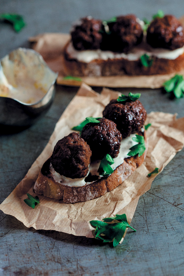 Ciabatta with meatballs and harissa sour cream