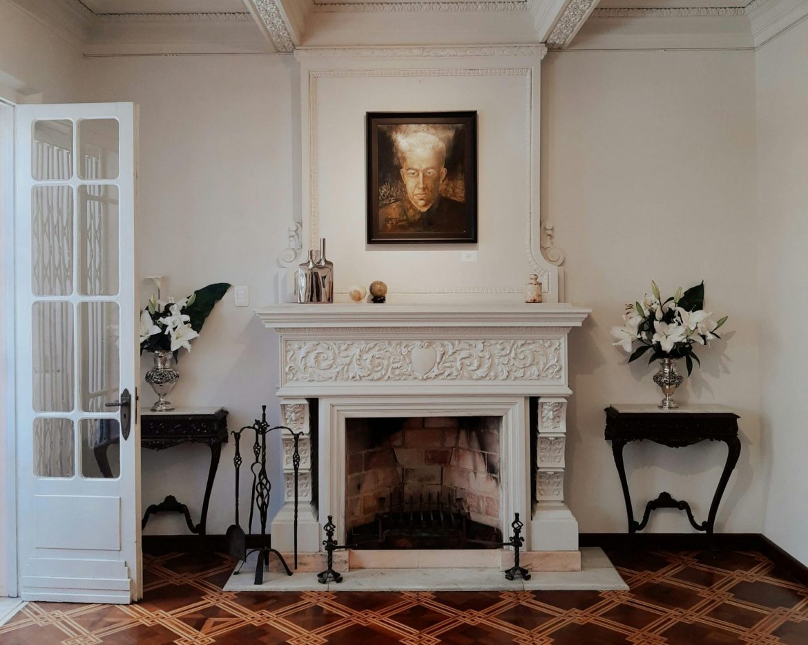 How to decorate a fireplace mantle in 7 easy steps