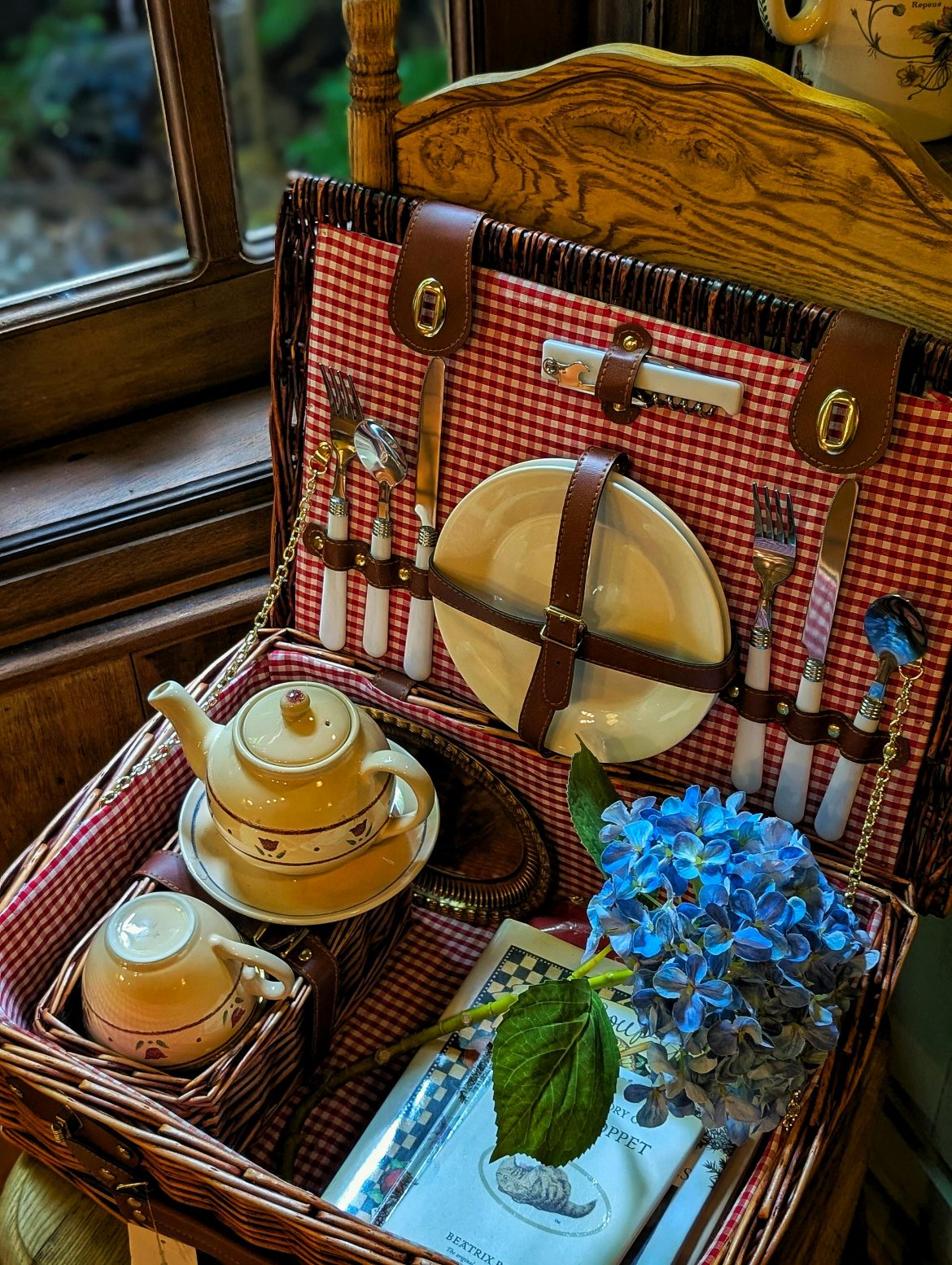 Create an indoor grown-up picnic in style