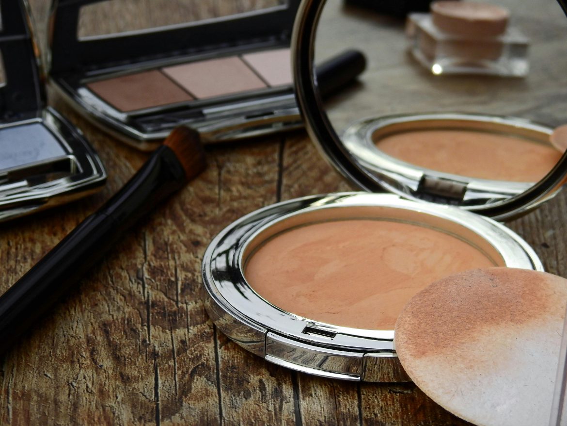 How to mix foundation for a natural glow: makeup artist tricks you can try at home