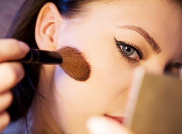 Makeup setting vs baking: which is best for mature skin?