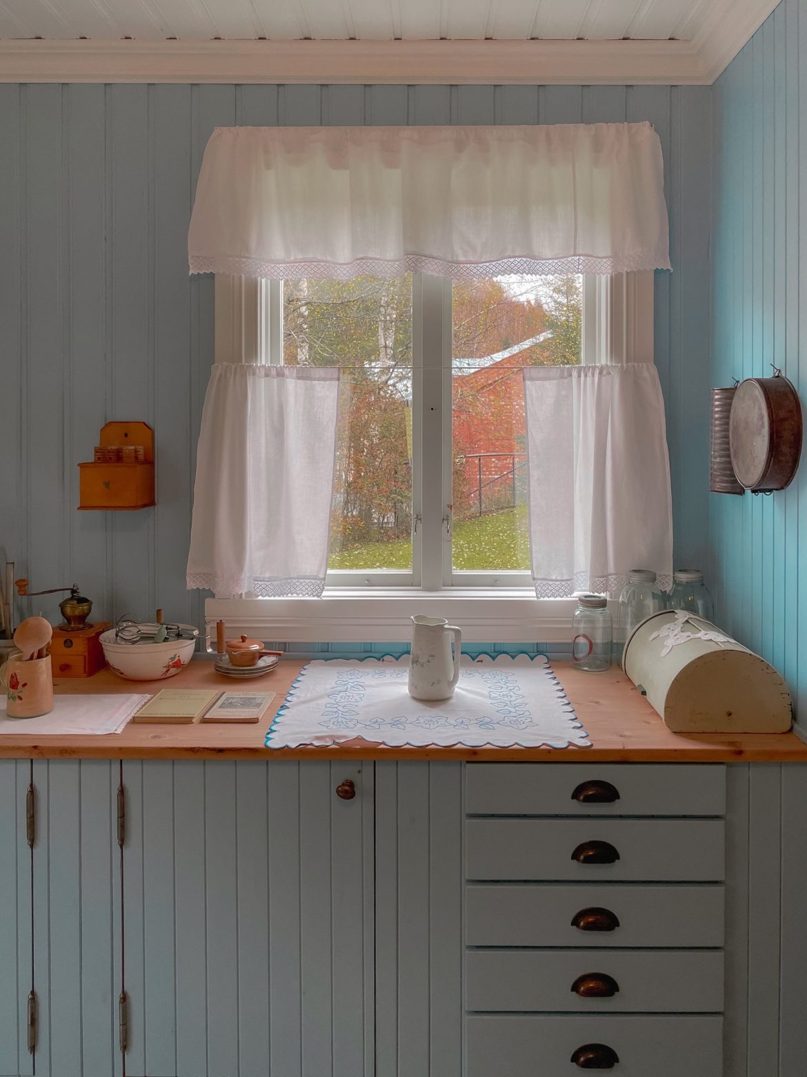 Cafe curtains vs kitchen blinds: which is right for you