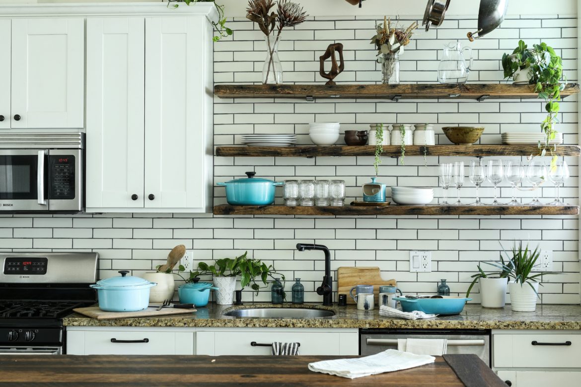 7 easy ways to make your kitchen open shelves look better